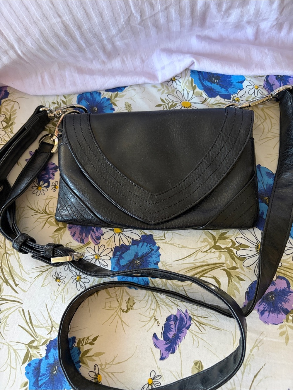 Matt & Nat Black Vegan Leather Crossbody Wallet Bag with Adjustable Strap